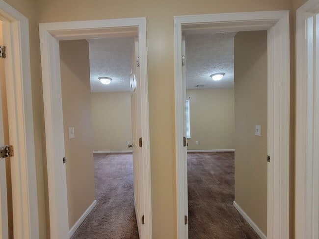 Building Photo - 2 Story-Townhome - 1 Car Garage - Gated Community - Camp Creek