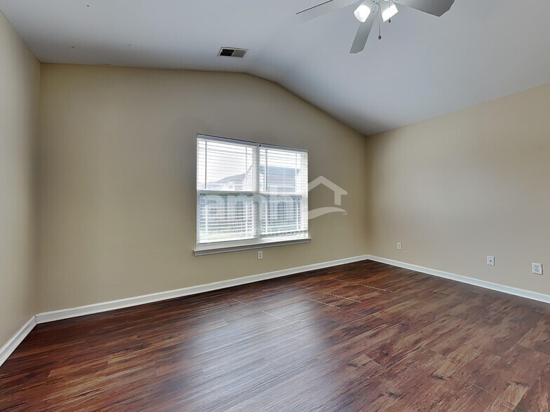 Building Photo - 117 Lakepointe Dr