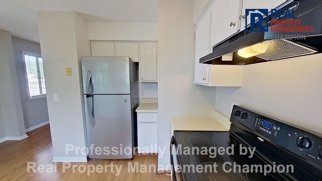 Building Photo - 2 BD/2 BA Upper Unit Condo with Spacious a...