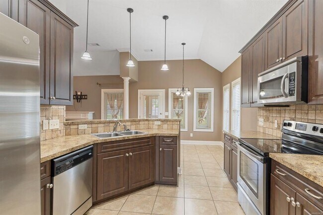 Building Photo - 704 Briarcliff Pl