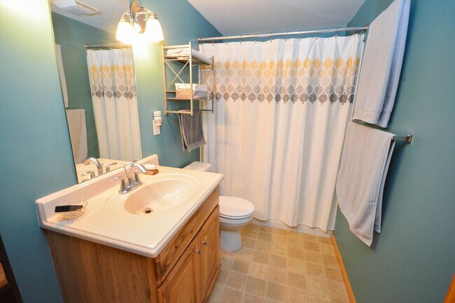 Building Photo - Ranch-style home with great fenced yard & patio!