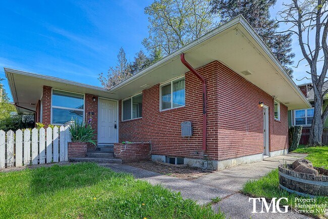 Building Photo - MooseProp