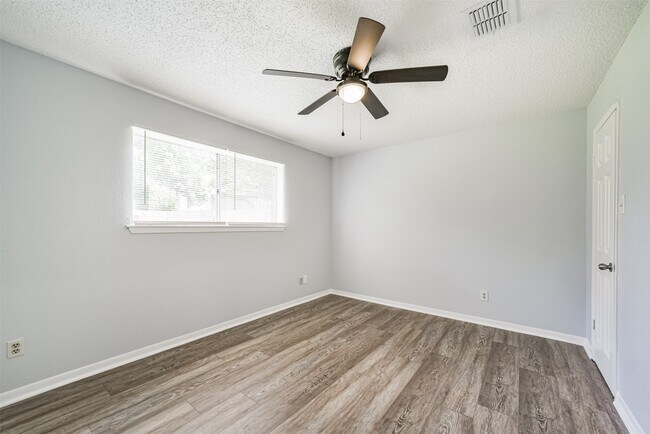 Building Photo - 9503 Dalmally St