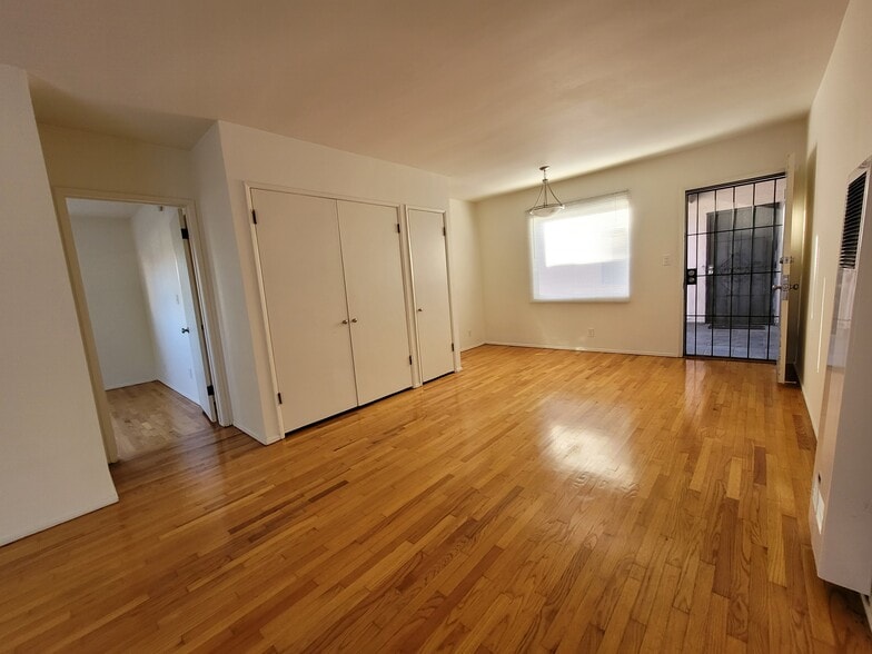 Building Photo - 2364 Walgrove Ave