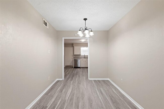 Building Photo - 233 W Tri Oaks Ln