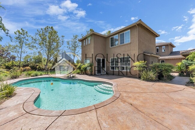 Building Photo - Beautiful Executive Home w/ Pool on 1/2 Ac...