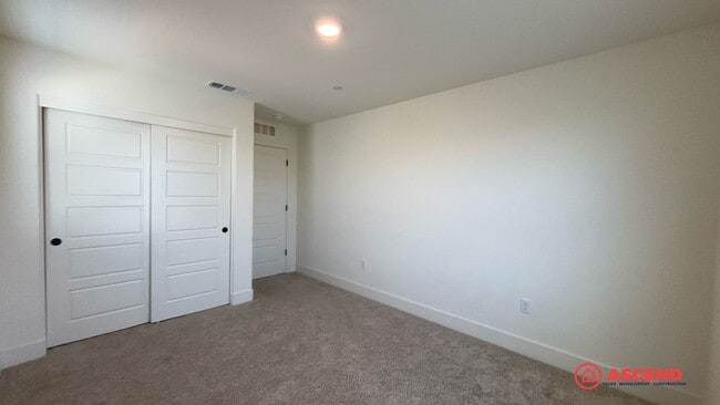 Building Photo - Lovely Home Near Frontier Highschool!