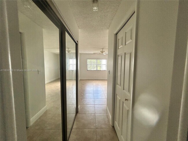 Building Photo - 200 Lakeview Dr