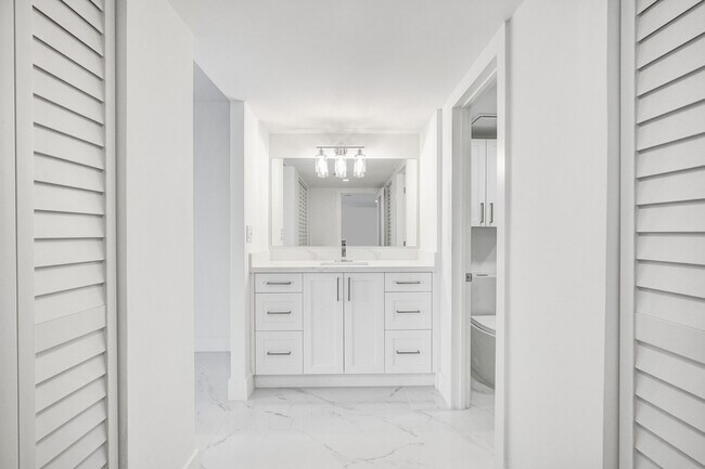 Building Photo - 3625 N Country Club Dr