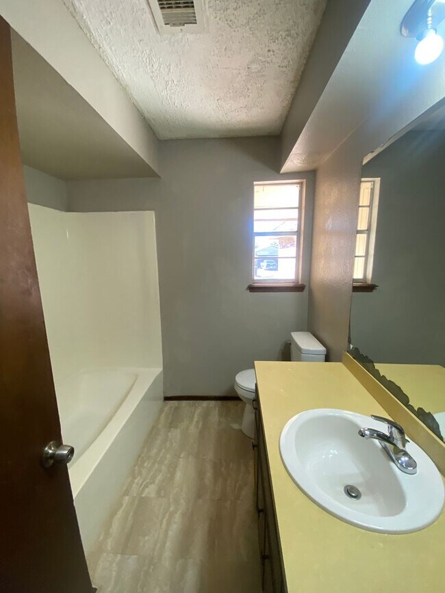 Building Photo - Charming 3 bedroom 1.5 bath