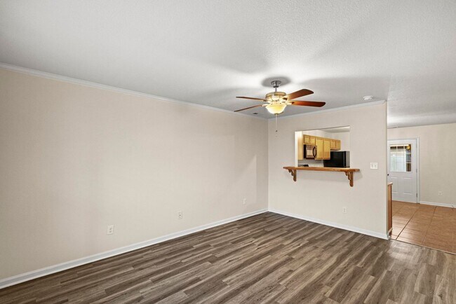 Building Photo - Adorable townhome with beautiful upgrades!
