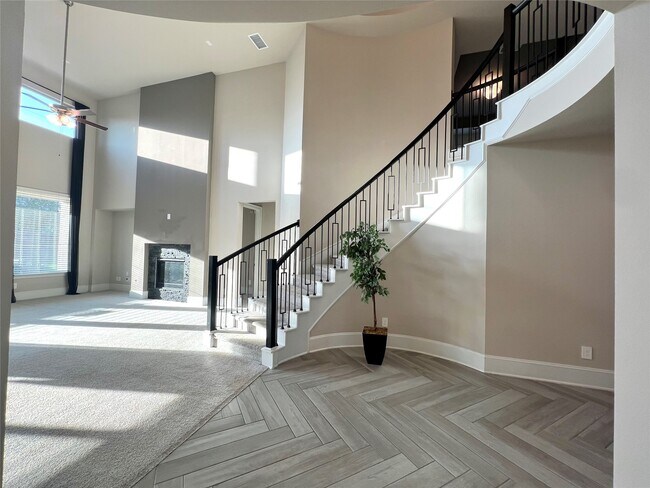 Building Photo - 15815 Sunlit Falls Dr