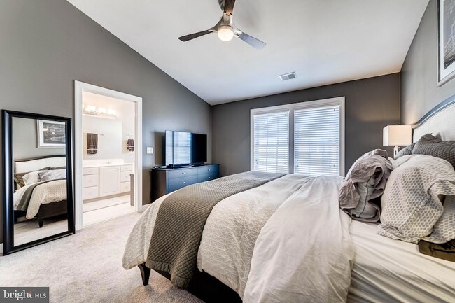 Building Photo - 947 Harrison Cir