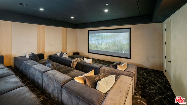 Building Photo - 565 Toyopa Dr