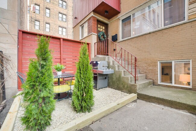 Building Photo - 6242 N Kenmore Ave