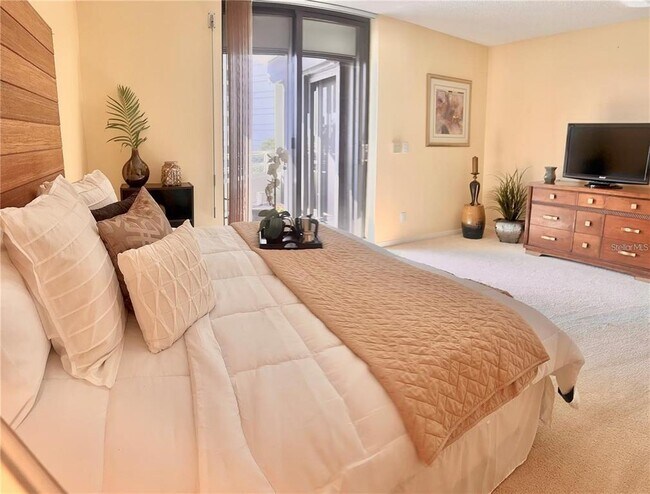 Building Photo - 5950 Pelican Bay Plaza S