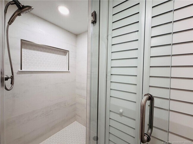 Building Photo - 7370 S Ocean Dr