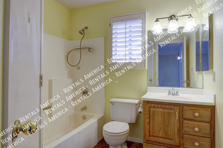 Building Photo - 2517 W Knox Rd