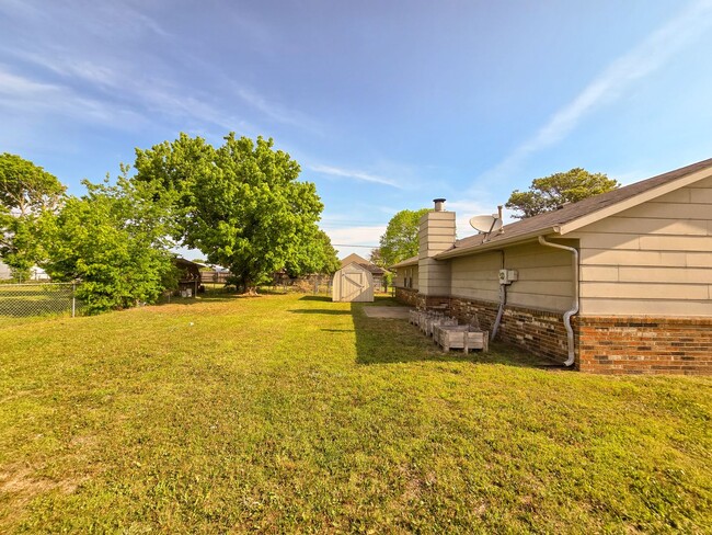 Building Photo - 3 Bedroom 2 Bath Home In Shawnee