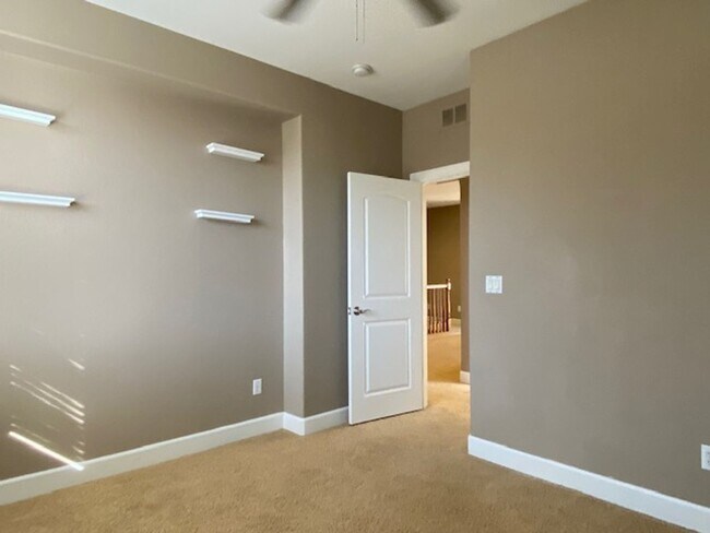 Building Photo - Available 8/1 - Lincoln Crossing 6 bedroom...