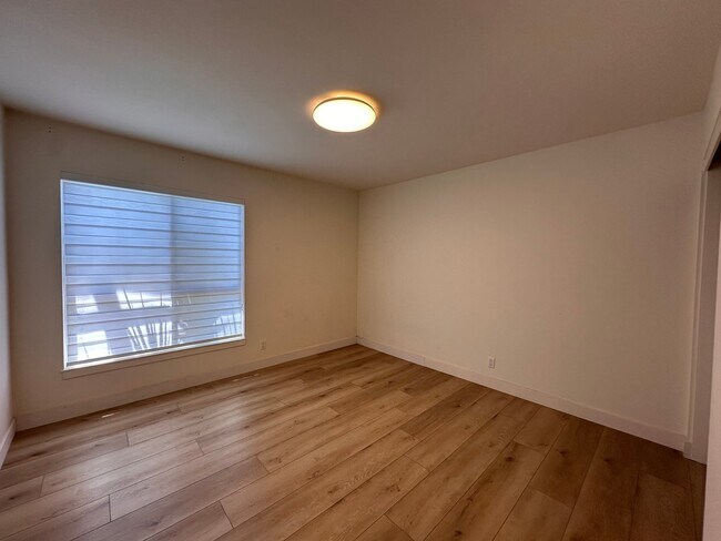 Building Photo - 421 Larry Ln