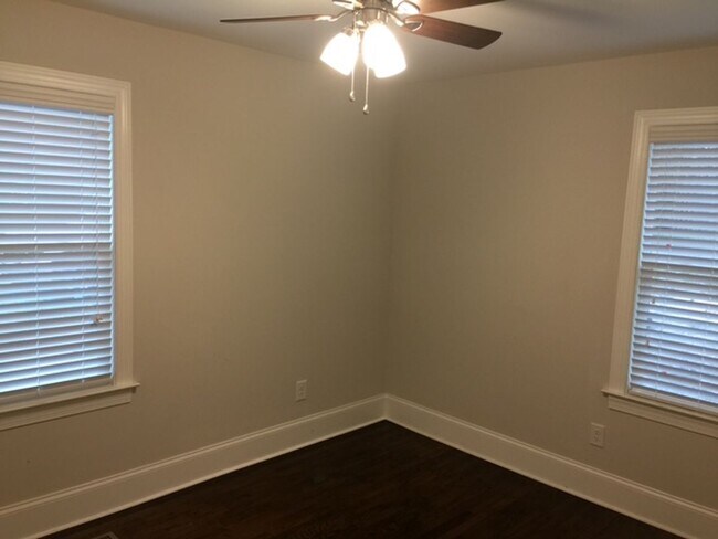 Building Photo - Cozy 2 Bedroom, 1 Bathroom Duplex – Comfor...