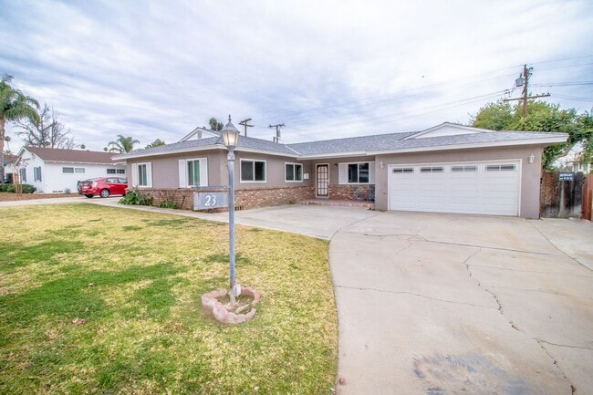 Building Photo - Expansive Four-Bedroom In Highly Desirable City Of Redlands!