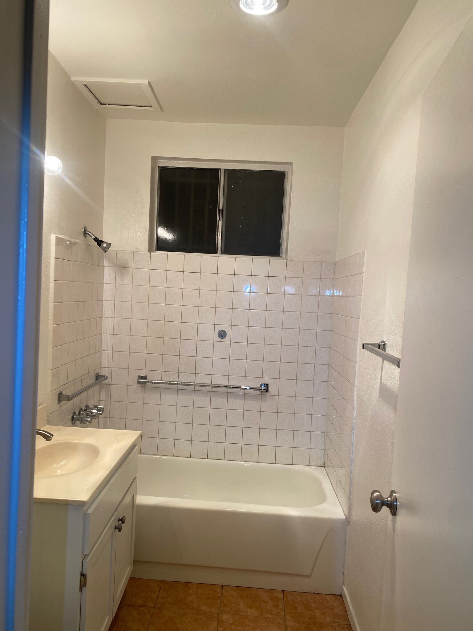 Bathroom - 2458 S Normandie Ave