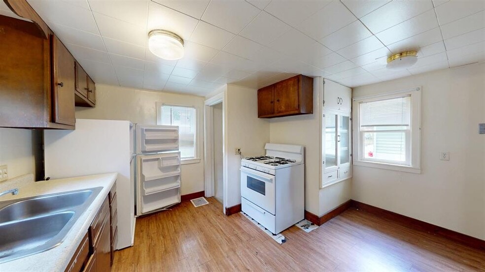 Building Photo - 721 5th St NE