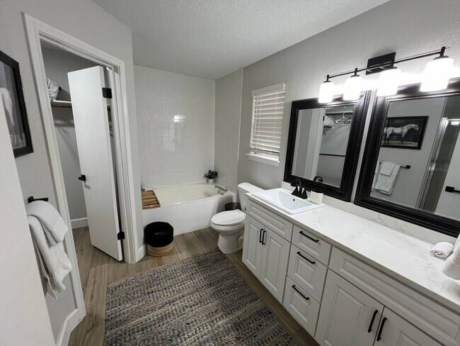 Building Photo - PRELEASING FOR MID JANUARY!  3 bedroom off...