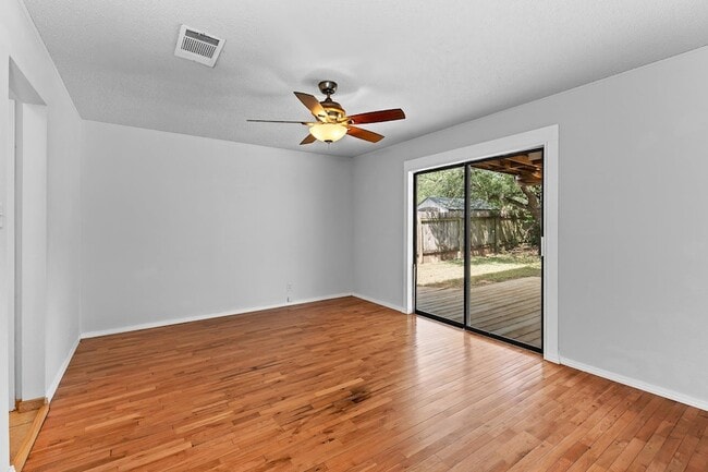 Building Photo - 607 Russet Valley Dr