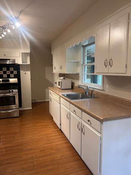 Kitchen - 633 Clairmont Cir