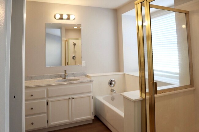 Building Photo - Beautifully Spacious 3-bedroom townhome in Fremont – Gated community!