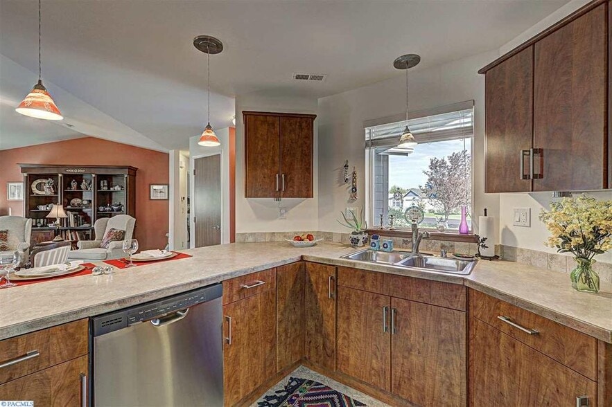Kitchen - 531 Smoketree pl
