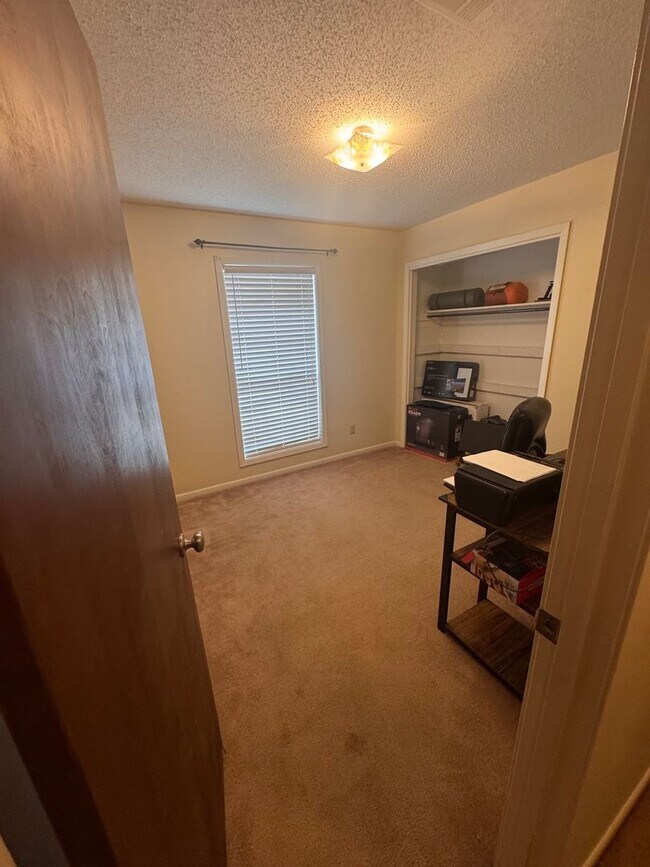 Building Photo - 5 BR 3 full BA House