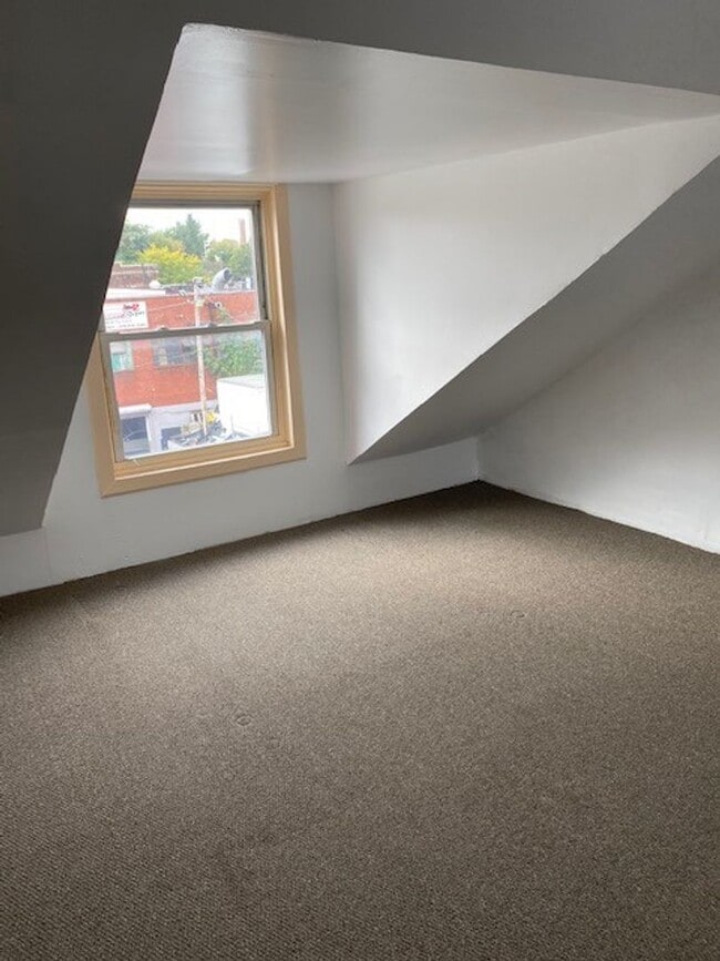 Building Photo - 3 BEDROOM HOUSE FOR RENT