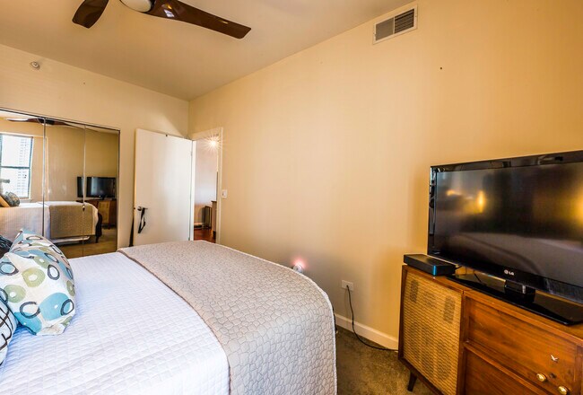 Building Photo - 451 W Huron St