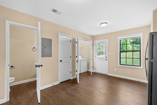 Building Photo - 161 Center Pointe Dr
