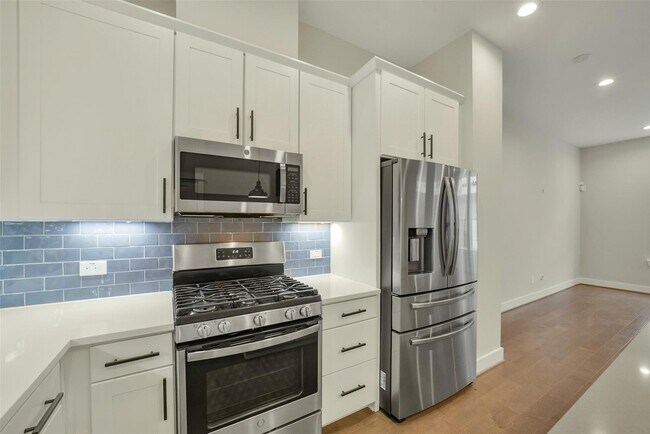 Building Photo - 760 W Donovan St