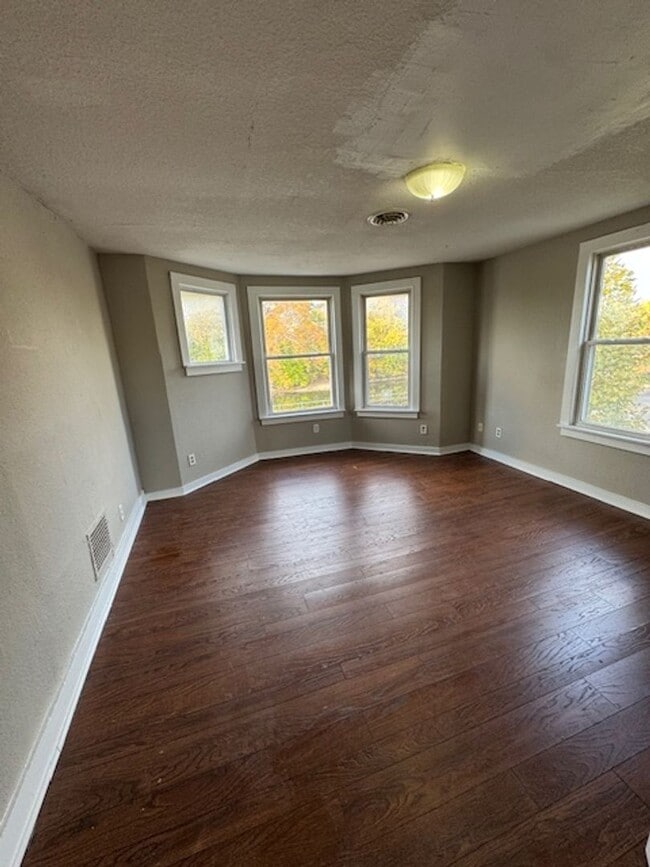 Building Photo - 1420 St Joseph Blvd