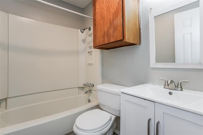 Building Photo - 6801 Stonleigh Pl