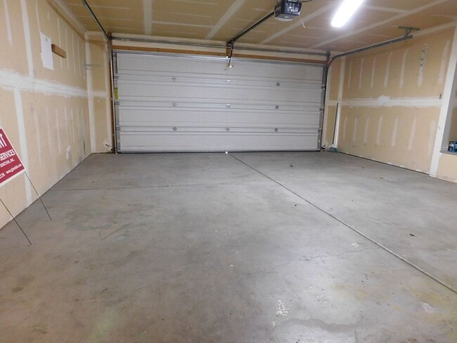 Building Photo - Spacious Home in Dove Creek Sub-Division