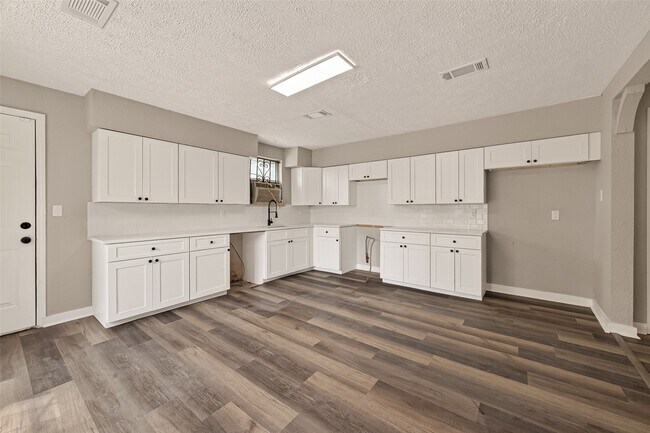 Building Photo - 3703 Tiffany Dr