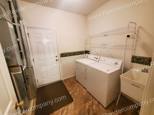 Building Photo - Spacious 2 bed 1.75 bath with 2 car attatc...