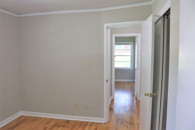 Building Photo - 3-Bedroom thats move-in ready and just wai...