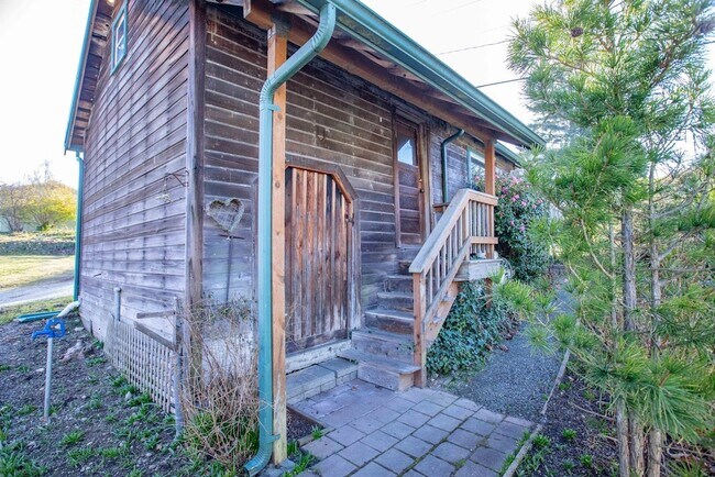 Building Photo - Gorgeous Vintage Home in Downtown Langley with Detached Guest Studio!!