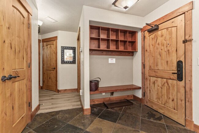 Building Photo - 2905 Mountaineer Cir