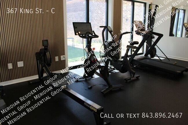 Building Photo - 367 King St