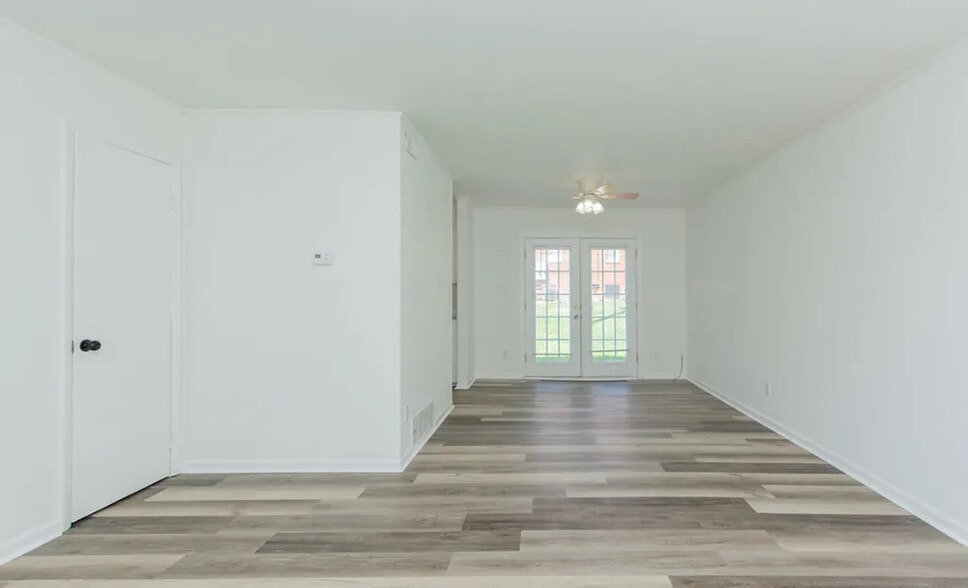 Building Photo - Room in Townhome on Greenbriar Rd