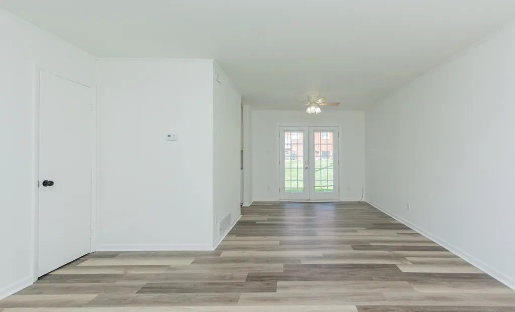 Building Photo - Room in Apartment on Greenbriar Rd